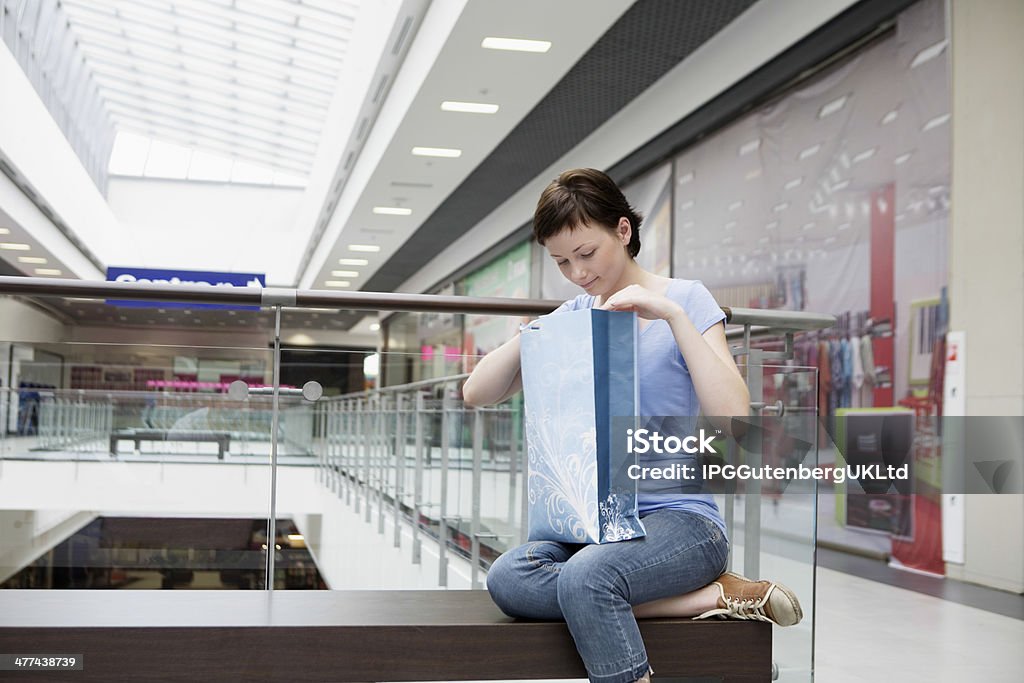 Frau suchen In Einkaufstaschen im Einkaufszentrum - Lizenzfrei Abwarten Stock-Foto