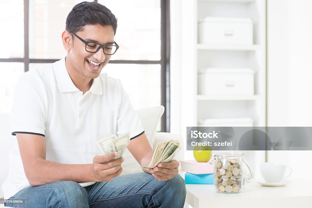 Happy Indian guy contando dinero - Foto de stock de 2015 libre de derechos