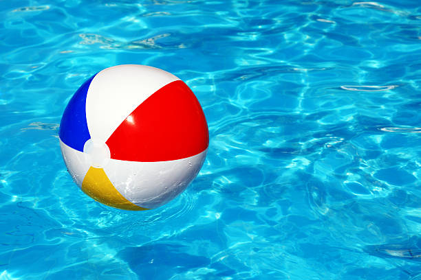 bola de praia na piscina - swimming pool party summer beach ball imagens e fotografias de stock
