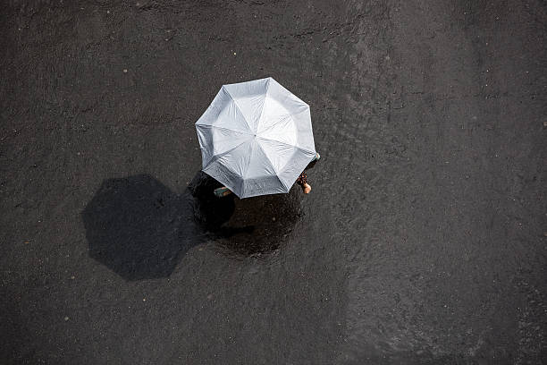 pessoas com guarda-sóis. - umbrella parasol rain rush hour - fotografias e filmes do acervo