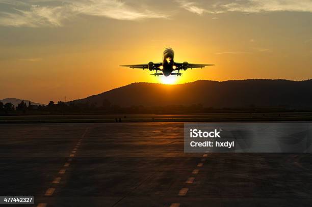 승객 버즘 플라이에는 경과하면서 이륙 런웨이 공항에 대한 스톡 사진 및 기타 이미지 - 공항, 관광, 글라이더