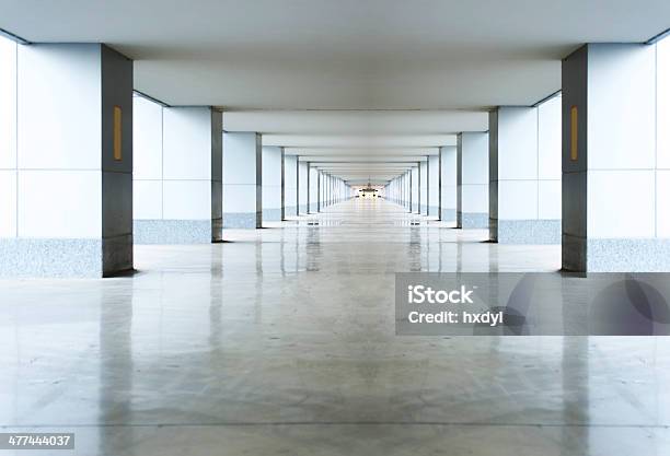 Foto de Vazio Aeroporto De Canal e mais fotos de stock de Futurista - Futurista, Interior, Shopping center