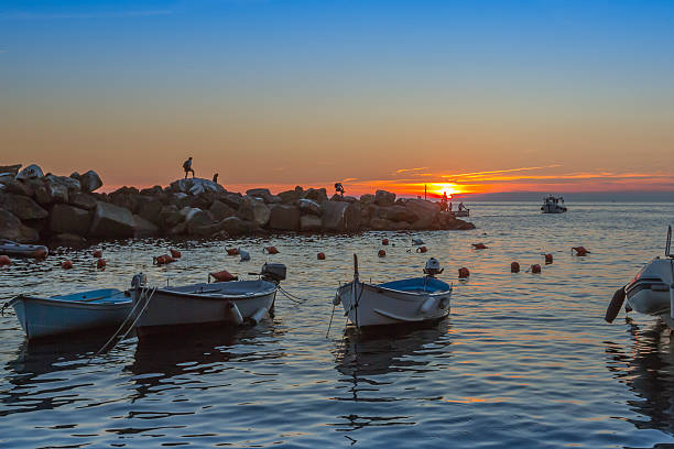 riomaggiore al atardecer, cinco tierras, italia - european culture riomaggiore europe night fotografías e imágenes de stock