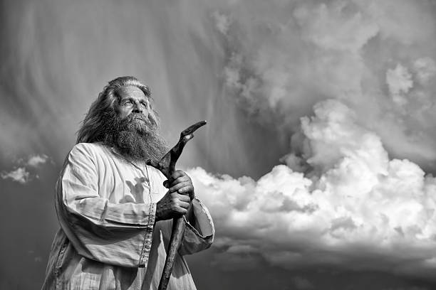 langhaar-prophet stehen vor der dramatischen himmel - moses stock-fotos und bilder