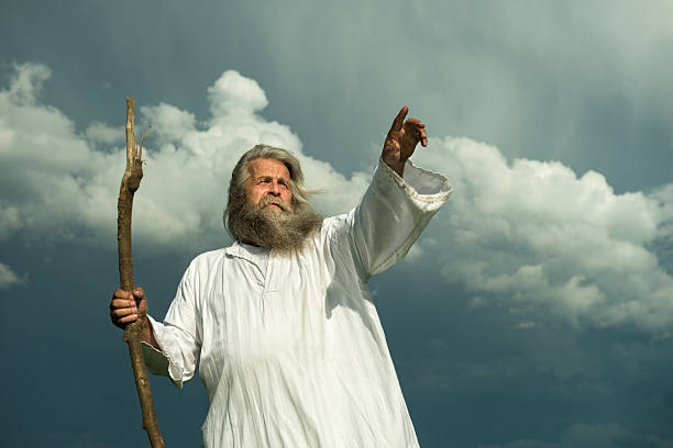 profeta a pelo lungo che indica davanti al cielo minaccioso - bible stand foto e immagini stock