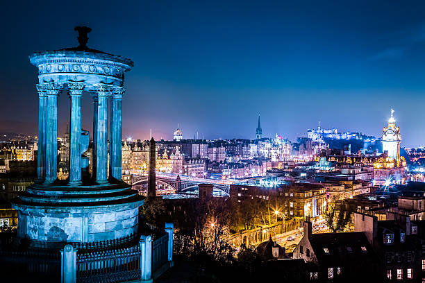 vue de nuit du calton hill, édimbourg - edinburgh scotland castle skyline photos et images de collection