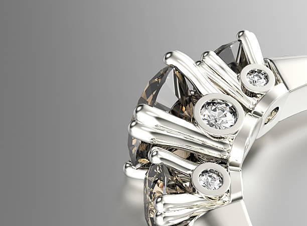 кольцо с бриллиантом.   украшения фон - silver стоковые фото и изображения