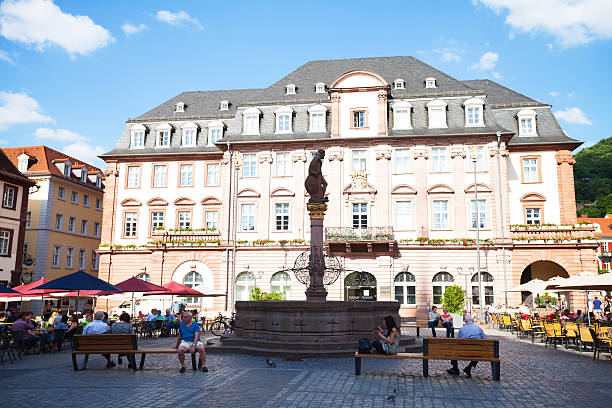 fonte e câmara municipal, em heidelberg, markt quadrado - editorial built structure fountain town square imagens e fotografias de stock