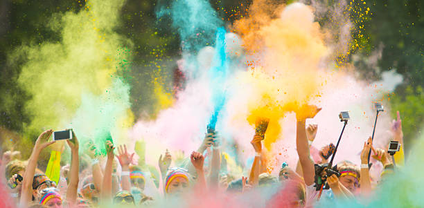 colorrun concurrents en détail des mains - face powder photos et images de collection