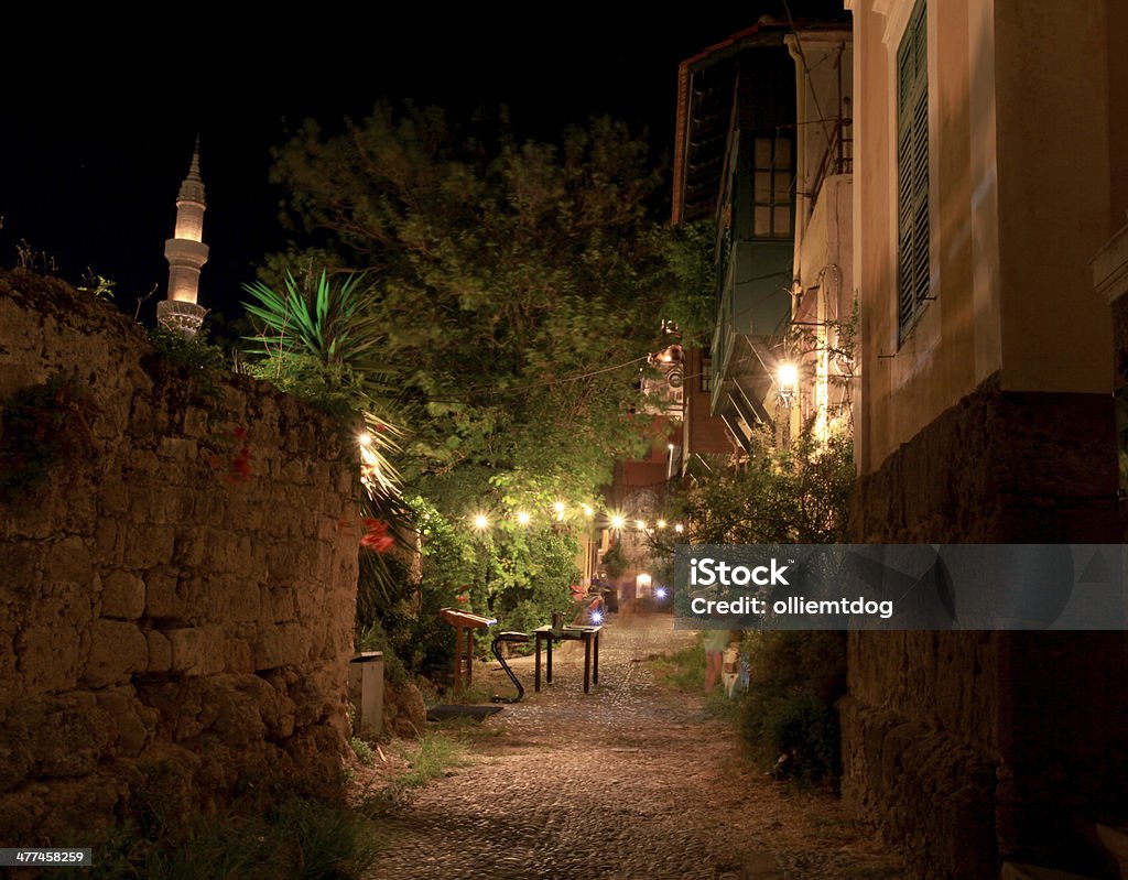 Back aliado en Rhodes Old Town - Foto de stock de Noche libre de derechos