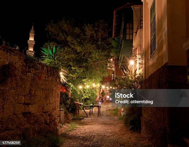 Back Aliado En Rhodes Old Town Foto de stock y más banco de imágenes de Noche - Noche, Rodas - Dodecaneso, Adoquinado