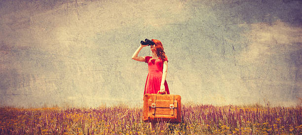 fille en robe rouge avec valise et binocular - suitcase retro revival women old fashioned photos et images de collection