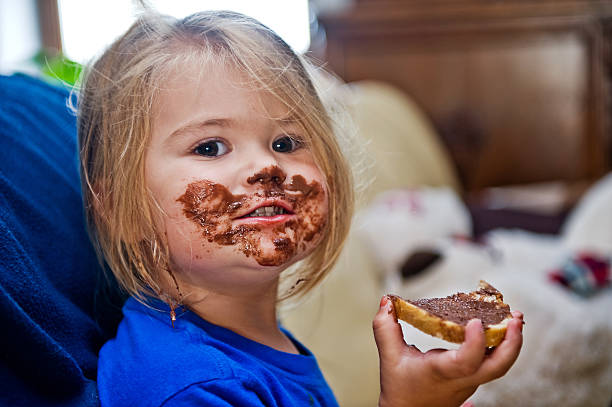 menina é comer - repast imagens e fotografias de stock