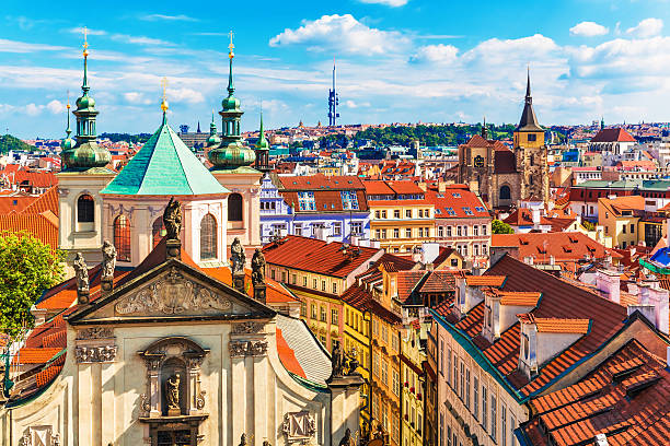 vue aérienne de prague, en république tchèque - hôtel de ville de prague photos et images de collection