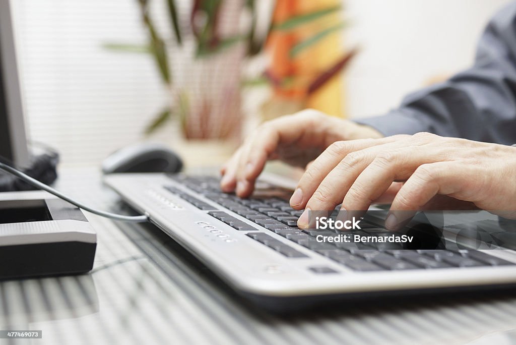 Mann, die Hände auf einer Tastatur - Lizenzfrei Arbeiten Stock-Foto