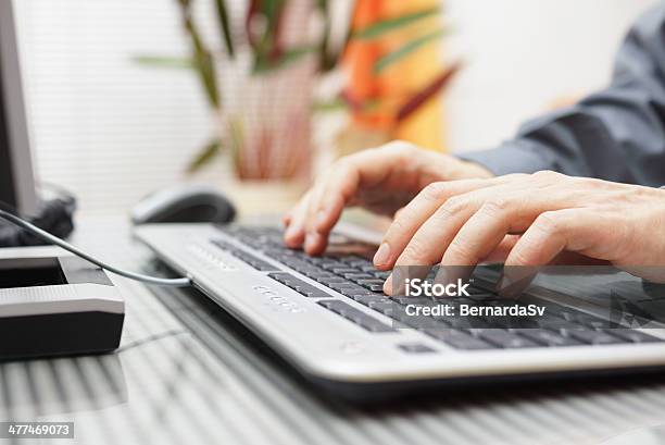 Mann Die Hände Auf Einer Tastatur Stockfoto und mehr Bilder von Arbeiten - Arbeiten, Computer, Computermaus