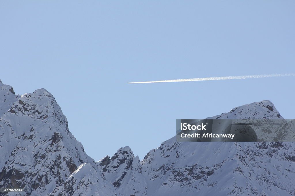 Blu cielo sereno & bianco umidità Trail di un aereo - Foto stock royalty-free di Aereo di linea