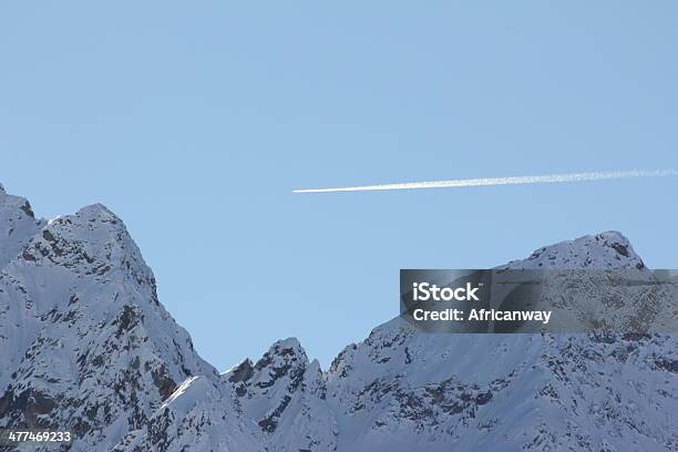 Blu Cielo Sereno Bianco Umidità Trail Di Un Aereo - Fotografie stock e altre immagini di Aereo di linea