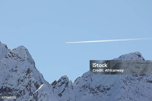 Błękitne Bezchmurne Niebo Biały Skraplanie Trail Statku Powietrznego - zdjęcia stockowe i więcej obrazów Alpy