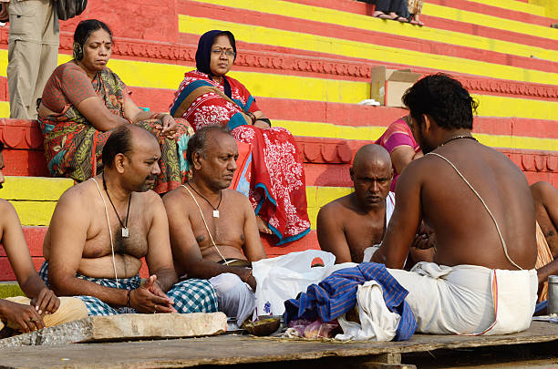 司祭 brahmins するリチュアルで、結婚式の聖なるガーツ山脈 benares ,インド - india brahmin hinduism tourism ストックフォトと画像