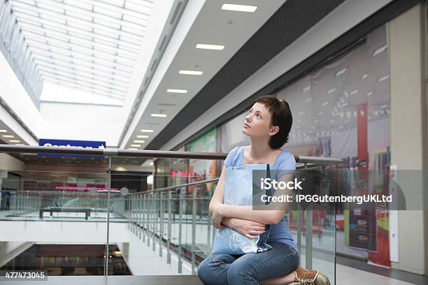 女性ペーパーバッグを見上げるのショッピングセンター - ショッピングセンターのストックフォトや画像を多数ご用意 - ショッピングセンター, ショートヘア, バッグ