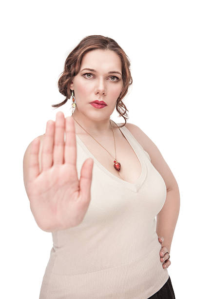 plus tamanho mulher fazendo sinal de parar - human hand hand sign measuring scale imagens e fotografias de stock