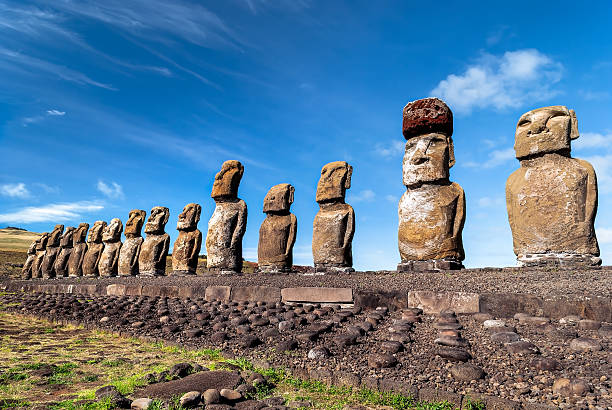 moai-statuen in ahu tongariki, osterinsel (nationalpark rapa nui), chile. - nui stock-fotos und bilder