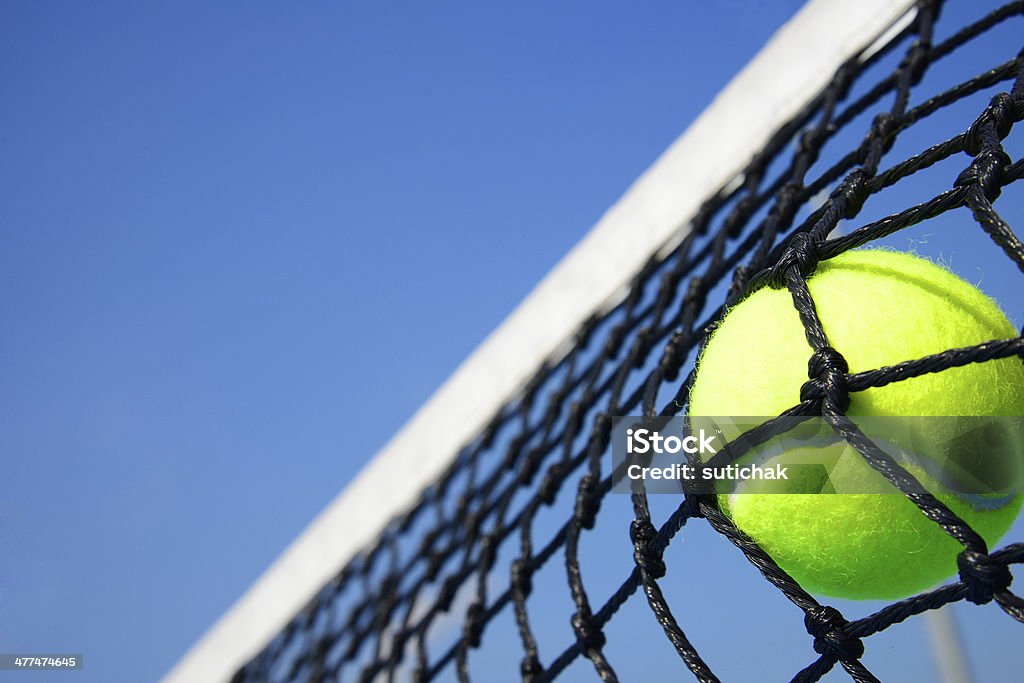 Palla da tennis in rete - Foto stock royalty-free di Pallina da tennis