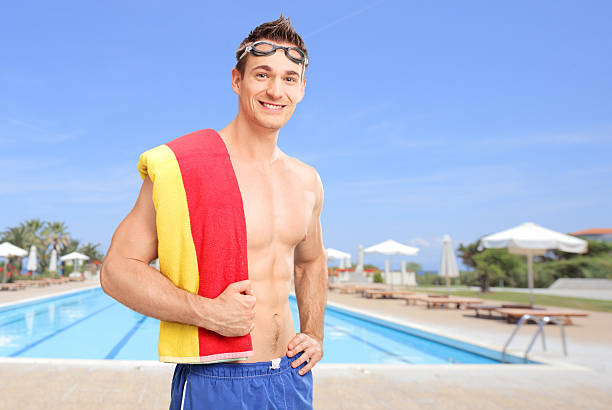jovem posando na frente de uma piscina - shirtless men 20s adult - fotografias e filmes do acervo