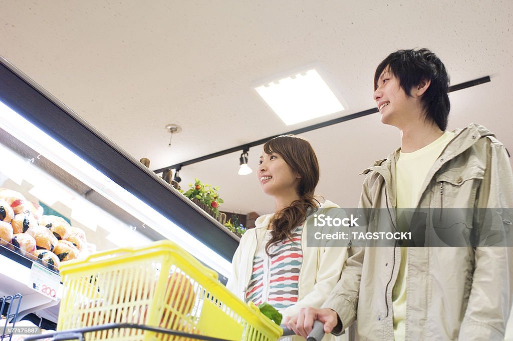 Casal fazendo algumas compras no supermercado - Royalty-free 20-29 Anos Foto de stock