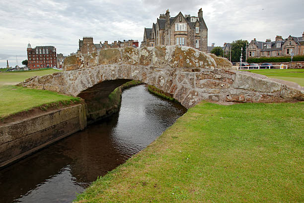 O famoso Swilcan Ponte em Old Course de St. Andrew - fotografia de stock