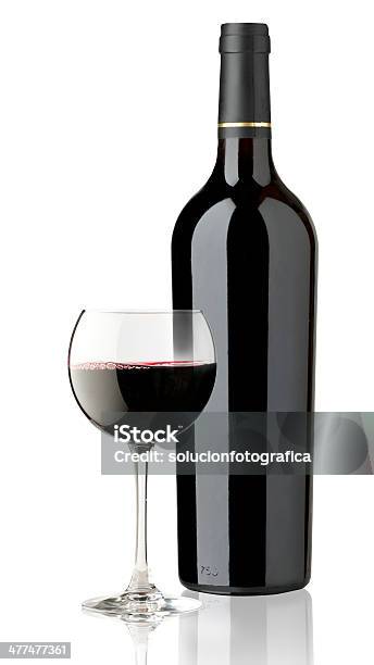 Vidro E Garrafa De Vinho Vermelha - Fotografias de stock e mais imagens de Garrafa de Vinho - Garrafa de Vinho, Copo de Vinho, Fundo Branco