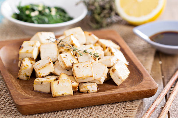 tofu assado com especiarias - fried tofu tofu vegetable vegetarian food - fotografias e filmes do acervo