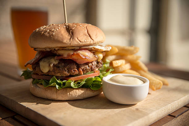 rindfleisch-burger mit pommes frites und bier - beer hamburger american culture beef stock-fotos und bilder