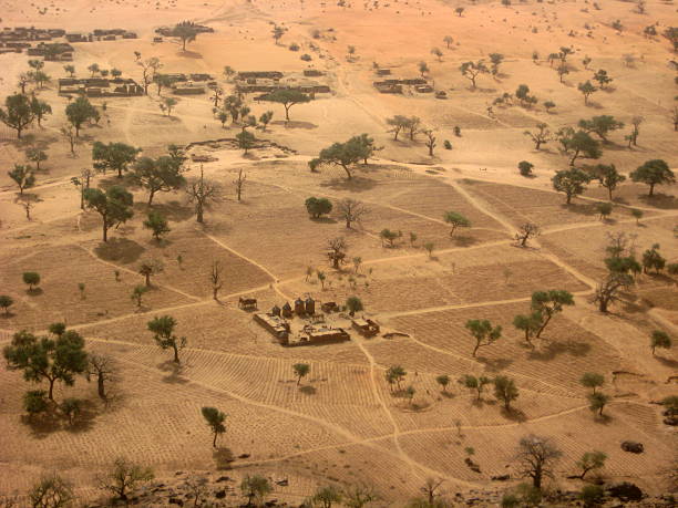 african village no deserto - mali - fotografias e filmes do acervo