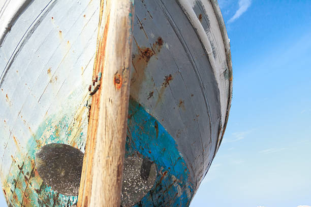 vista frontal do danificado de madeira com barco de pesca tempo - skeg imagens e fotografias de stock