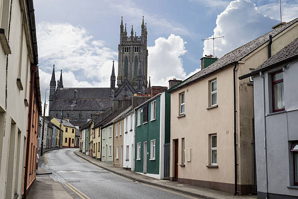 cena de rua residencial na irlanda - kilkenny city - fotografias e filmes do acervo