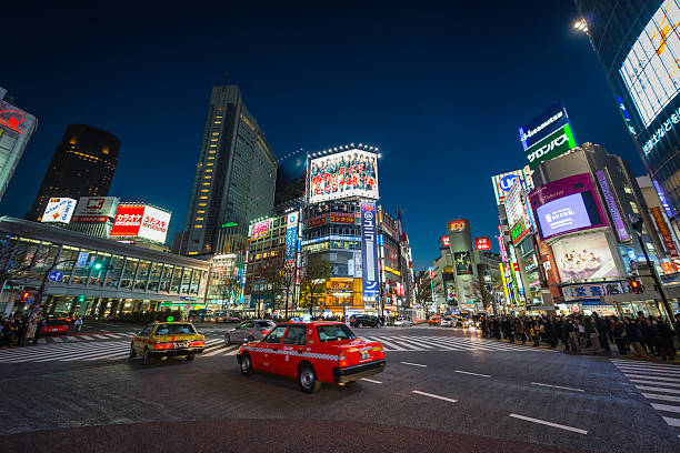 токио ночи с неоновыми огнями такси трафика толпа людей, япония - financial district audio стоковые фото и изображения
