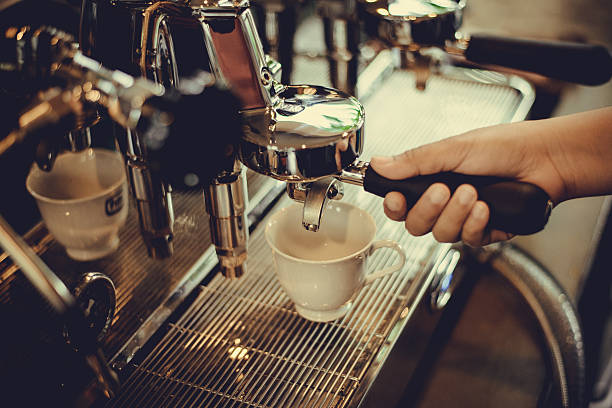 Café manchine profesional de la cafetera con café y bebidas - foto de stock