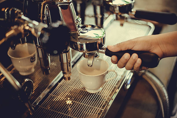 Profissional coffe manchine bebidas de café que contenham café - fotografia de stock