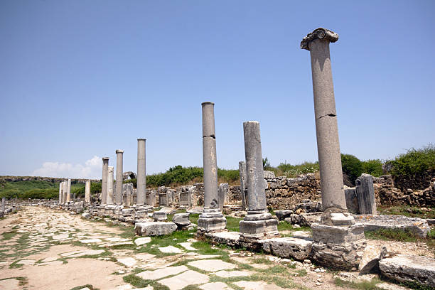 antigo colunas gregas em perge, turquia - anatolya imagens e fotografias de stock