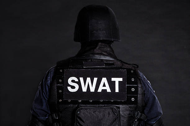 swat officer - spezialeinheit stock-fotos und bilder