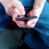 der-mann-mit-der-handy.jpg?b=1&s=170x170&k=20&c=OemyyUQtbUwB_8nu94XSIEQ0DCD2qTkAM2gI7j-diJc=