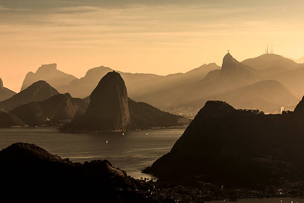 sepia rio de janeiro en hazy tarde de paisajes - christ the redeemer rio de janeiro brazil corcovado fotografías e imágenes de stock