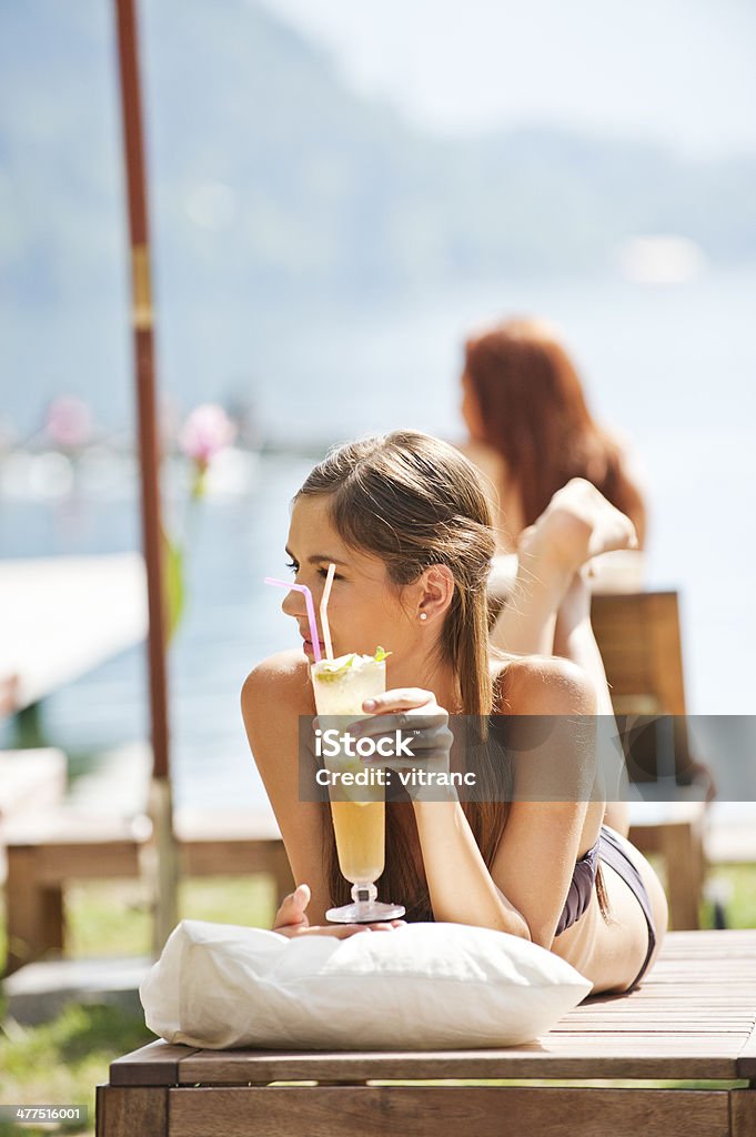 Kobieta w bikini na nowoczesne beach resort - Zbiór zdjęć royalty-free (18-19 lat)