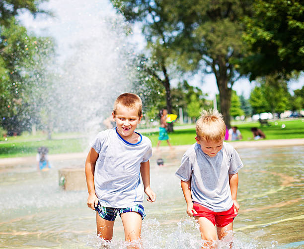 die hitze im planschbereich. - amusement park family water slide child stock-fotos und bilder