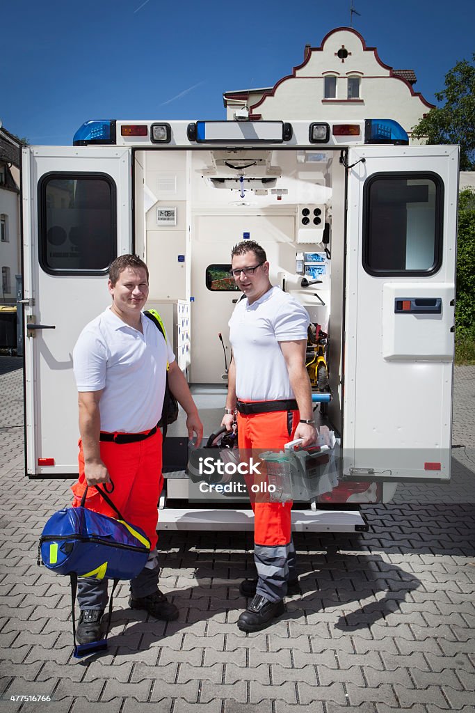 Paramedics ambulancia equipos médicos de emergencia - Foto de stock de 2015 libre de derechos