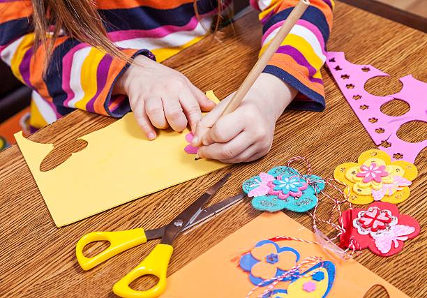 Niño de edad preescolar crear formas y diseños para niños - foto de stock