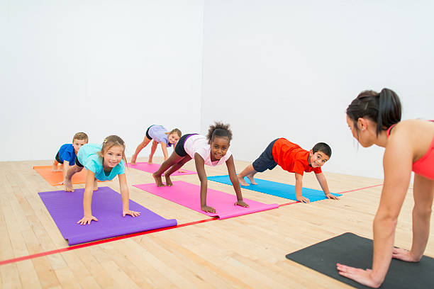 yoga für kinder - 4th graders stock-fotos und bilder