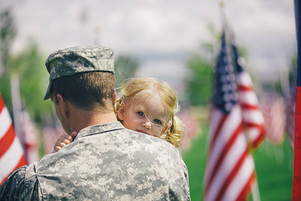 soldato americano abbracciare sua figlia toddler - child flag fourth of july little girls foto e immagini stock